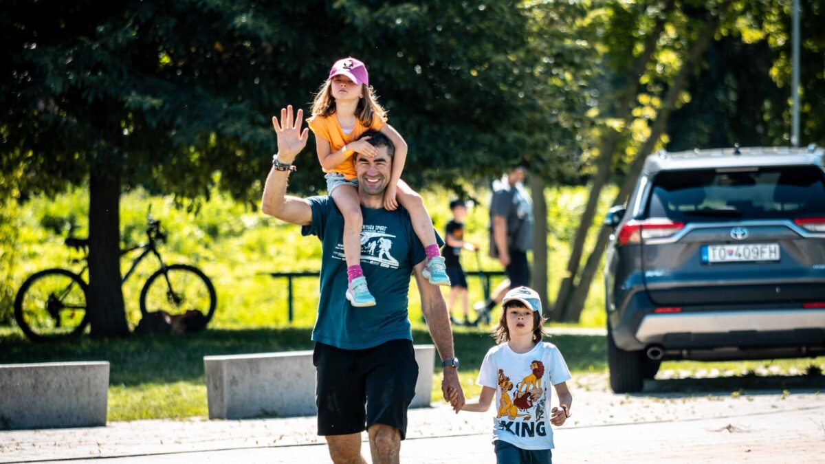 Kultúra Topoľčany: Dnes pokračuje bohatý kultúrny víkend v meste Topoľčany stanovačkou na Margarétke, koncertom Dussky Band pri fontáne.