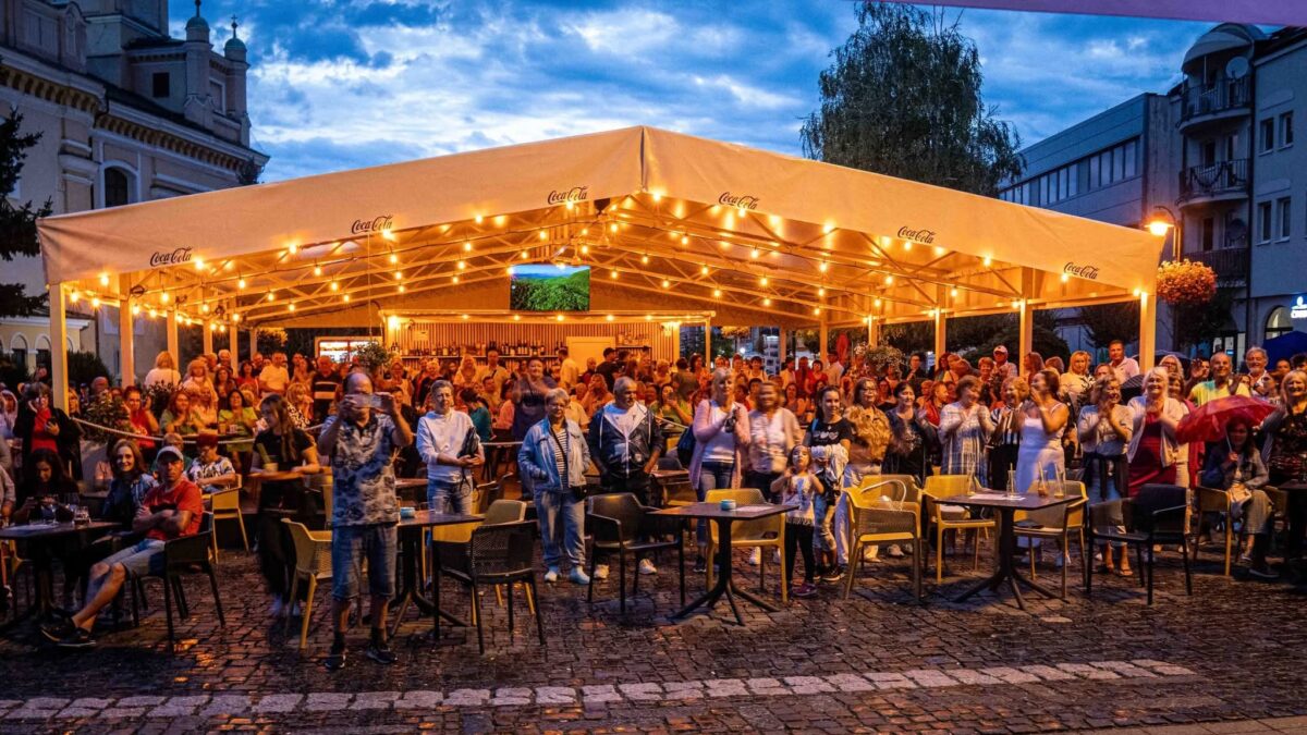 Mesto Topoľčany: EVA MÁZIKOVÁ včera večer odštartovala august na plný plyn!