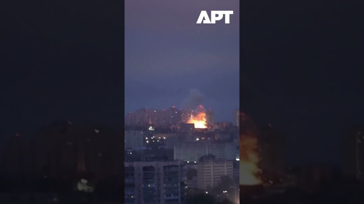 Séria výbuchov zasiahla Kyjev počas ruského náletu.