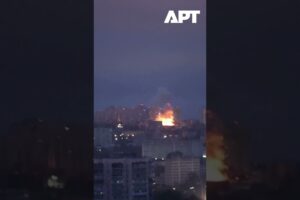 Séria výbuchov zasiahla Kyjev počas ruského náletu.