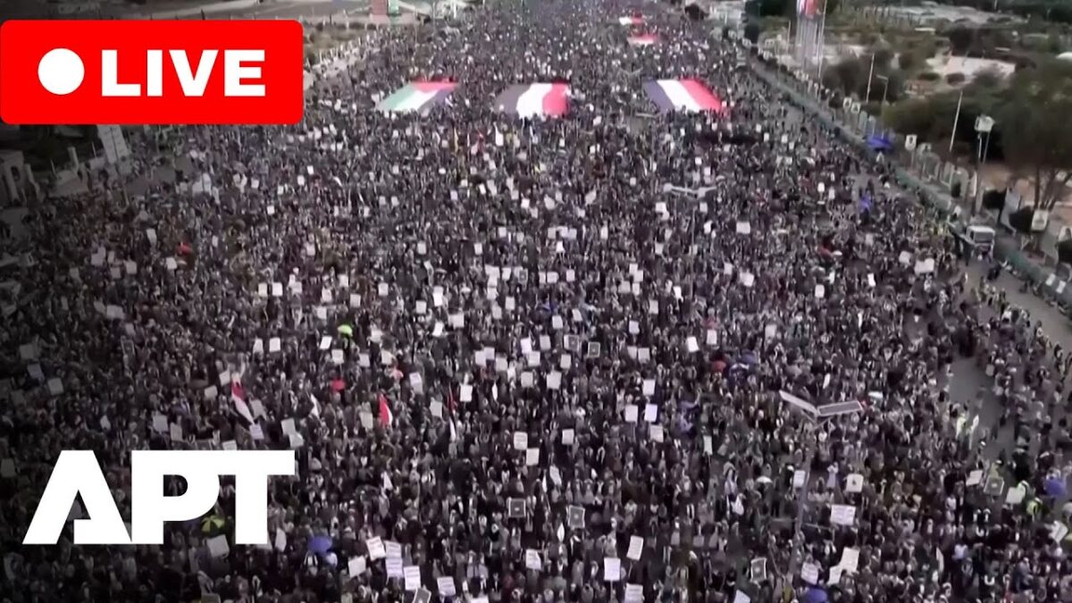 Jemenčania v Sanaa demonštrujú na podporu Palestíny.