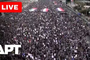 Jemenčania v Sanaa demonštrujú na podporu Palestíny.