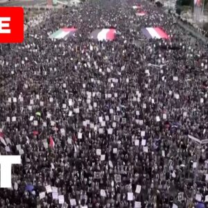 Jemenčania v Sanaa demonštrujú na podporu Palestíny.