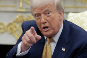 GettyImages-2226497011-e1754055624166.jpg Akciový trh dnes: Dow klesol o viac ako 500 bodov, čísla o zamestnanosti šokoval...