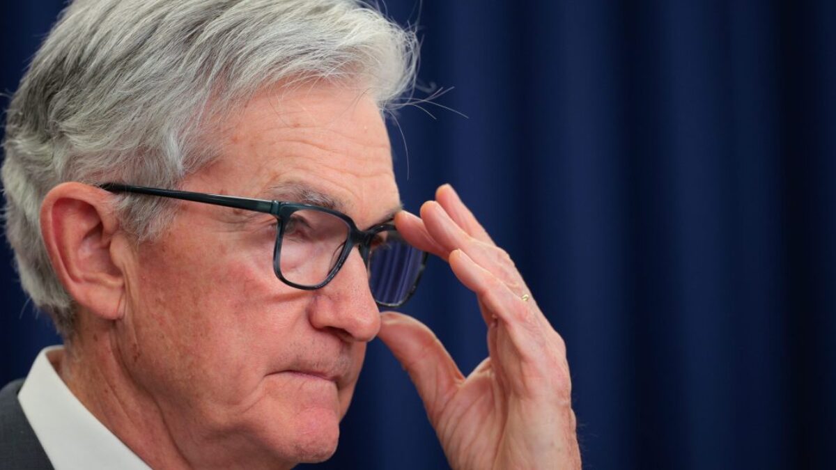 Všetci sledujú Jeroma Powella, keď pre americkú ekonomiku blikajú varovania.