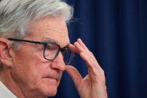 Všetci sledujú Jeroma Powella, keď pre americkú ekonomiku blikajú varovania.