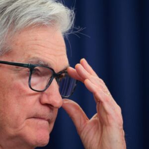 Všetci sledujú Jeroma Powella, keď pre americkú ekonomiku blikajú varovania.