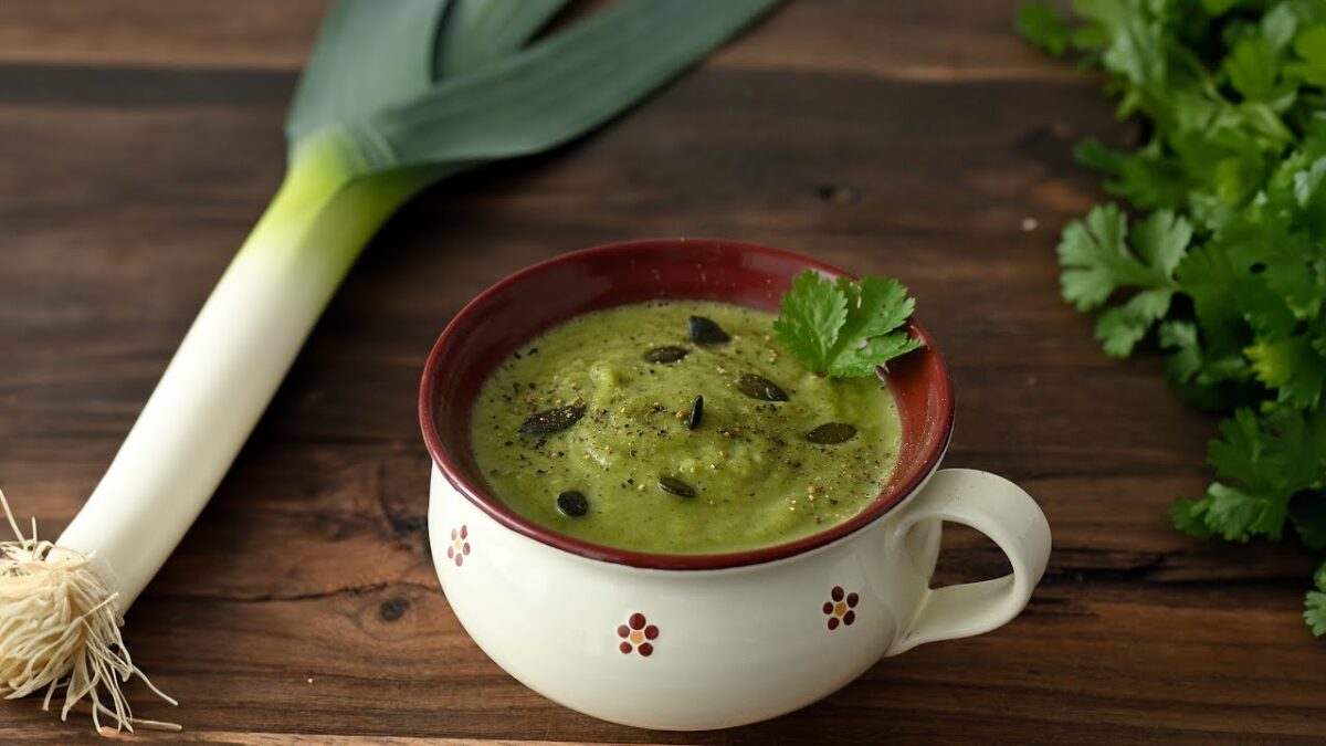 Upokojujúca pórová polievka s koriandrom – ideálna pri žalúdočných problémoch a hnačke