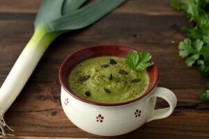 Upokojujúca pórová polievka s koriandrom – ideálna pri žalúdočných problém...