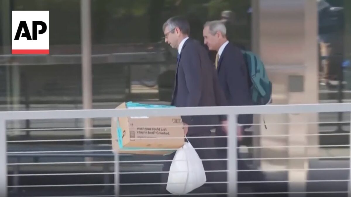 Prepúšťanie na ministerstve zahraničných vecí: Zamestnanci odnášajú svoje veci po prepustení viac ako 1300 ľudí. Prepúšťanie na ministerstve zahraničných vecí: Zamestnanci odnášajú svoje veci po prepustení viac ako 1300 ľudí.