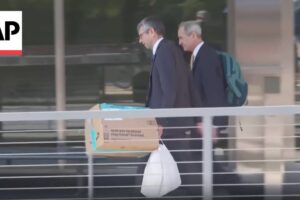 Prepúšťanie na ministerstve zahraničných vecí: Zamestnanci odnášajú svoje veci p...