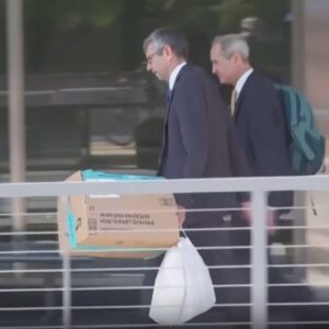 Prepúšťanie na ministerstve zahraničných vecí: Zamestnanci odnášajú svoje veci p...