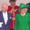 Sledujte: Kráľ Karol a kráľovná Camilla vítajú Macrona s manželkou na Windsorsko...