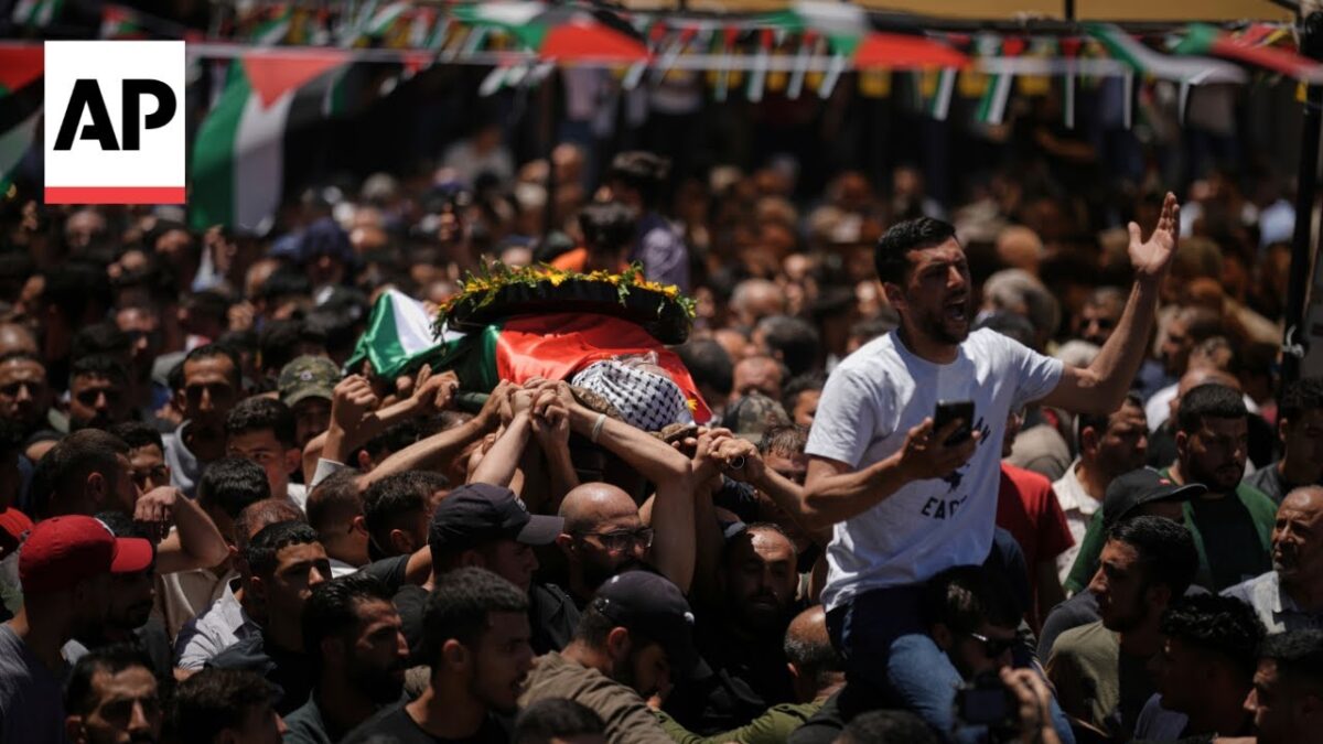 Pohreb za palestínsko-američana a priateľa zabitých na Izraelom okupovanom Západnom brehu Jordánu