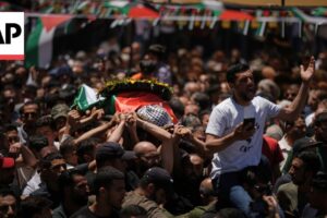 Pohreb za palestínsko-američana a priateľa zabitých na Izraelom okupovanom Západ...