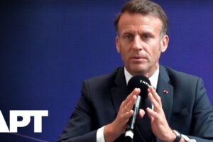 Emmanuel Macron diskutuje o politike umelej inteligencie na fóre v Londýne.