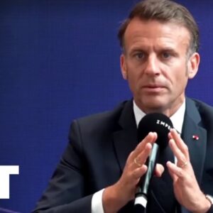 Emmanuel Macron diskutuje o politike umelej inteligencie na fóre v Londýne.