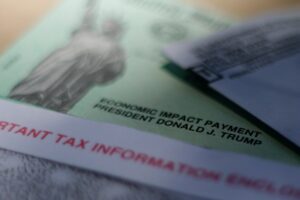 Takmer 400 000 Američanov stále dostáva šeky sociálneho zabezpečenia. To sa ruší...