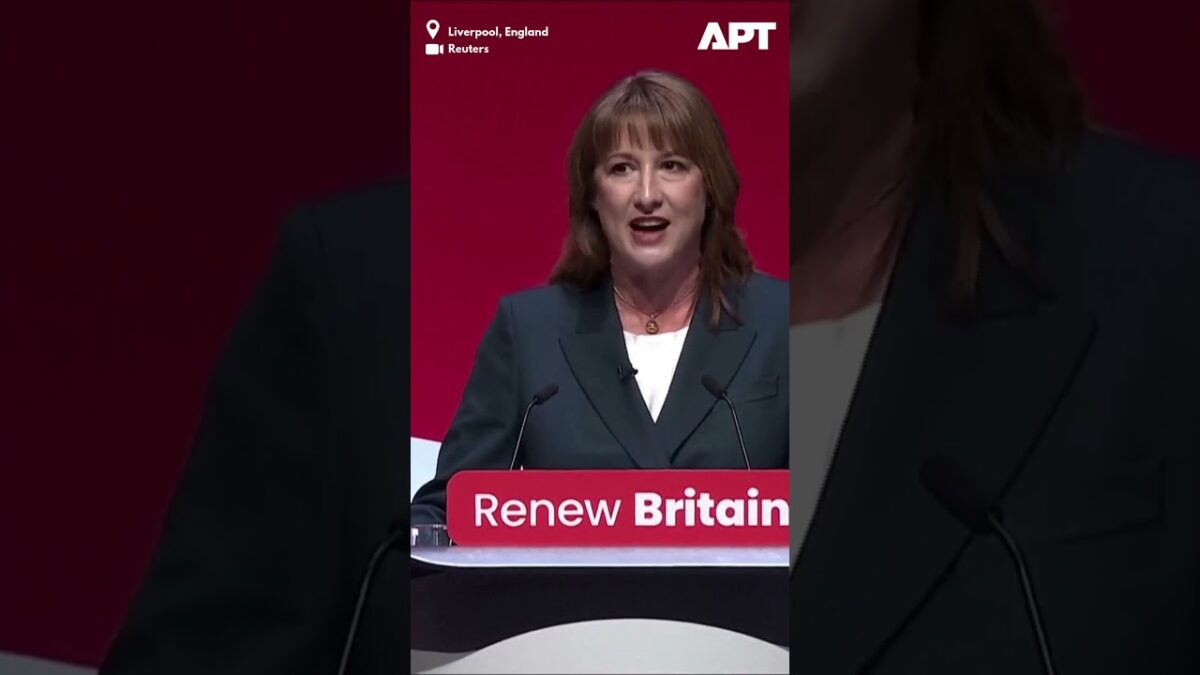 Rachel Reeves prerušená propalestínskym protestujúcim počas prejavu v Liverpoole.