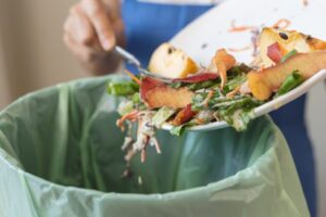 Slováci vyhodia okolo 100 kilogramov potravín na obyvateľa ročne.