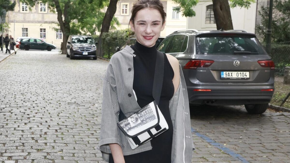 Video: Toto je dcéra známeho herca Martina Myšičku z Ulice. Odštartovala kariéru ako matka samoživiteľka