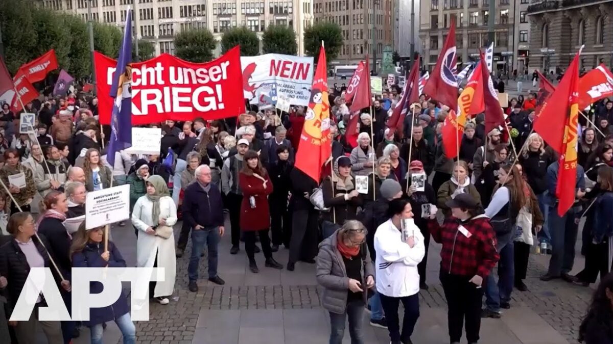 Hamburg proti NATO: Protesty proti vojenskému cvičeniu „Red Storm Bravo“.