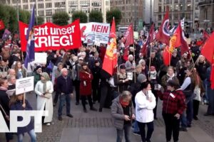 Hamburg proti NATO: Protesty proti vojenskému cvičeniu "Red Storm Bravo". Hamburg proti NATO: Protesty proti vojenskému cvičeniu „Red Storm Bravo...