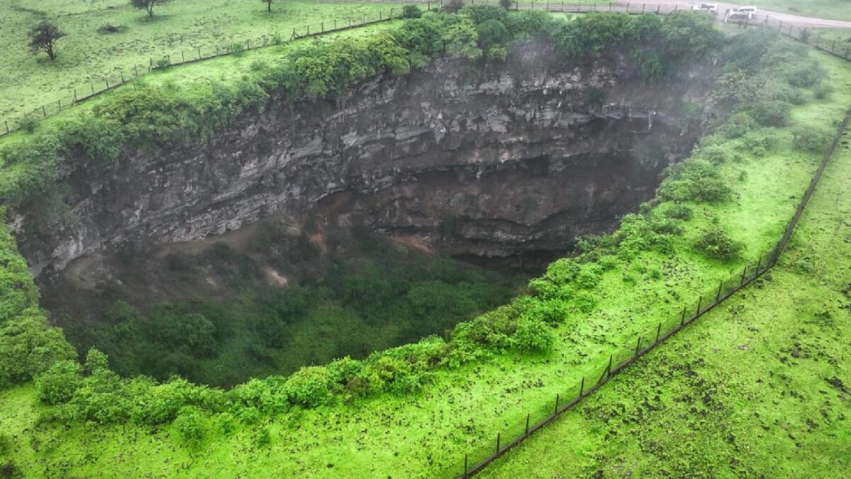Záhadné jamy pripomínajú svet Avatara. Kupodivu nevznikli dopadom meteoritu.