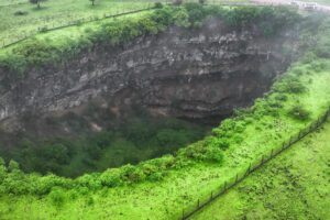 Záhadné jamy pripomínajú svet Avatara. Kupodivu nevznikli dopadom meteoritu.