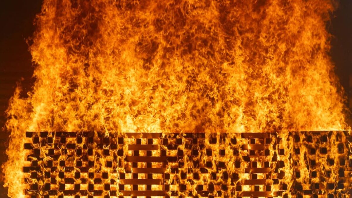 Najväčší požiar v Karlovarskom kraji bol taký nebezpečný, že hasičov obaril ich vlastný pot