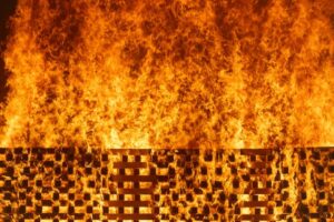 Najväčší požiar v Karlovarskom kraji bol taký nebezpečný, že hasičov obaril ich ...