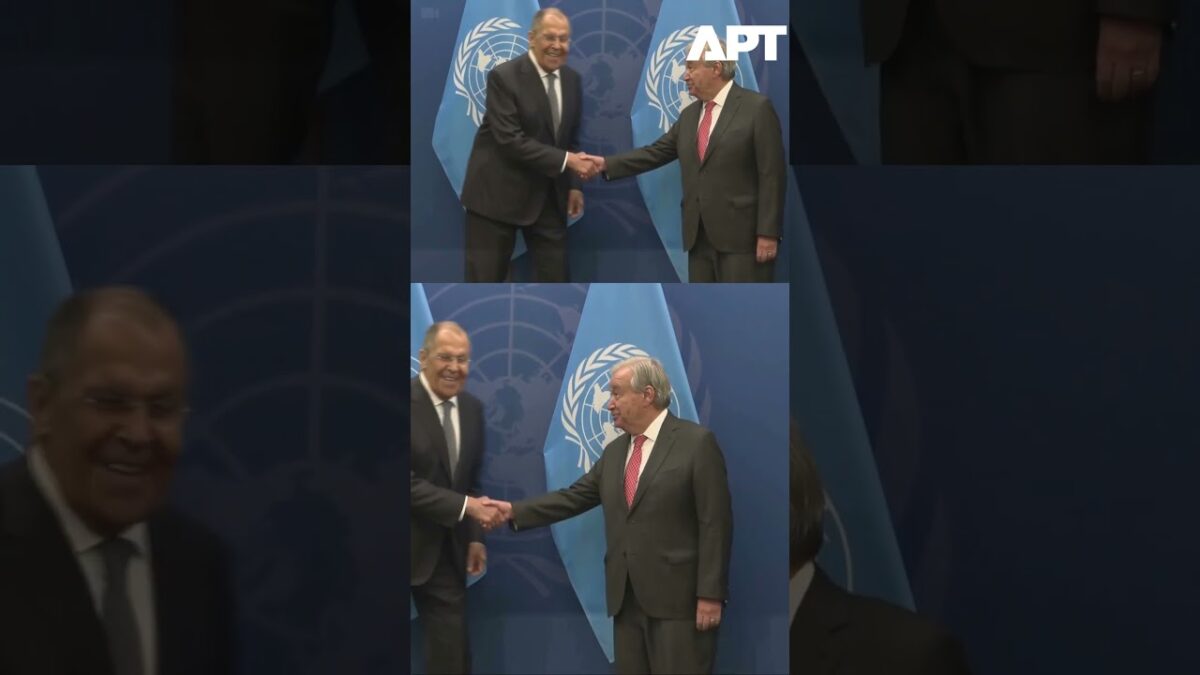 Lavrov si uťahuje z šéfa OSN kvôli chýbajúcej ruskej vlajke na fotografii.