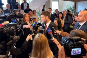 Matovičovi poslanci hlasovali s mafiou za zmenu ústavy | Tlačový brífing PS, 26....