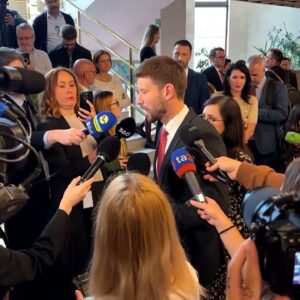 Matovičovi poslanci hlasovali s mafiou za zmenu ústavy | Tlačový brífing PS, 26....