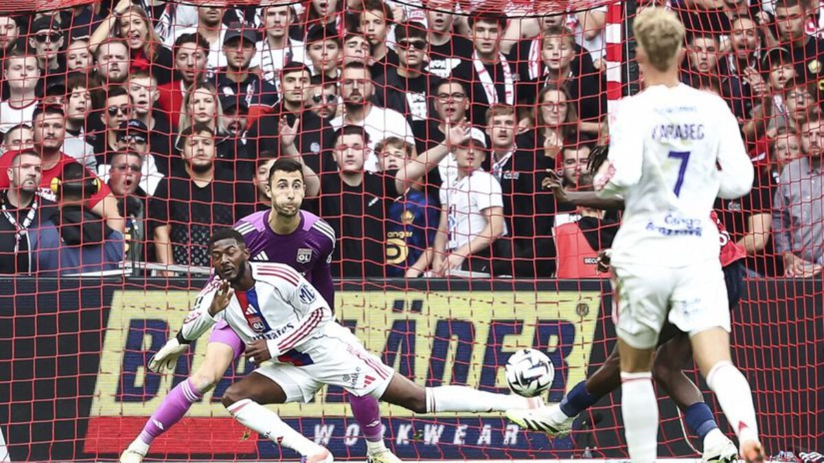 Greif hviezdou zápasu a v zostave kola, jeho zákroky v Lyone ospevujú Francúzi