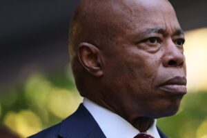 Starosta New Yorku Adams odstupuje z volebného boja bez toho, aby podporil ktoré...