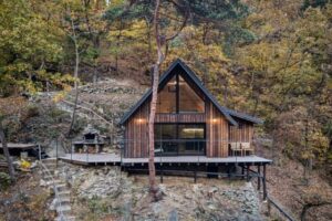 Kde prežiť jeseň ako z rozprávky? Chata s mólom ukazuje, že najcennejší je čas