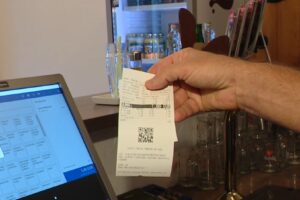 Podnikatelia budú musieť akceptovať platby kartou či QR kódom.