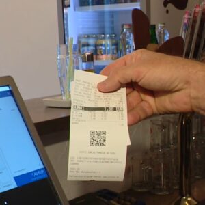 Podnikatelia budú musieť akceptovať platby kartou či QR kódom.