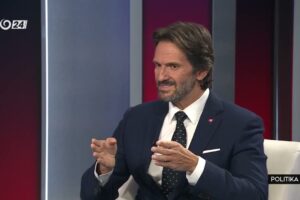 V OPOZÍCII SA IDÚ POZABÍJAŤ, LEBO DO ÚSTAVY PREŠLA DOBRÁ VEC. FAJN, ASPOŇ VEREJN...