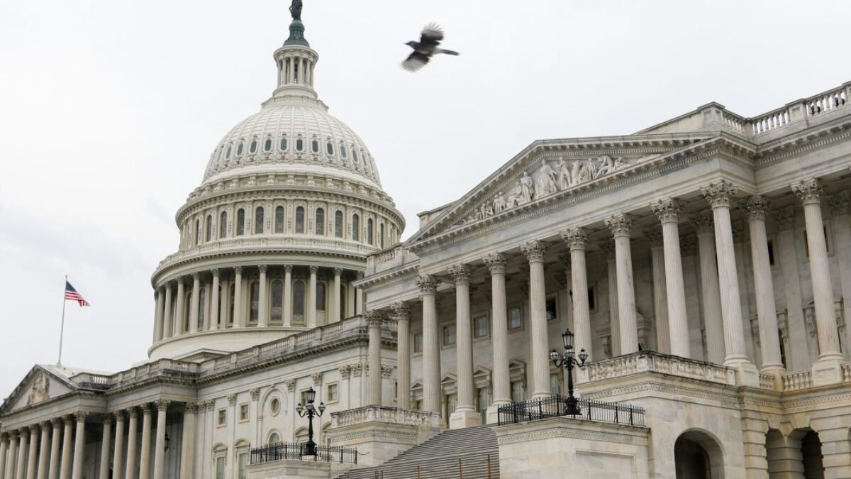 Zastavenie činnosti vlády by oddialilo správu o pracovných miestach v kritickom čase, keďže Fed zvažuje ďalšie zníženie úrokových sadzieb uprostred zmiešaných ekonomických signálov.