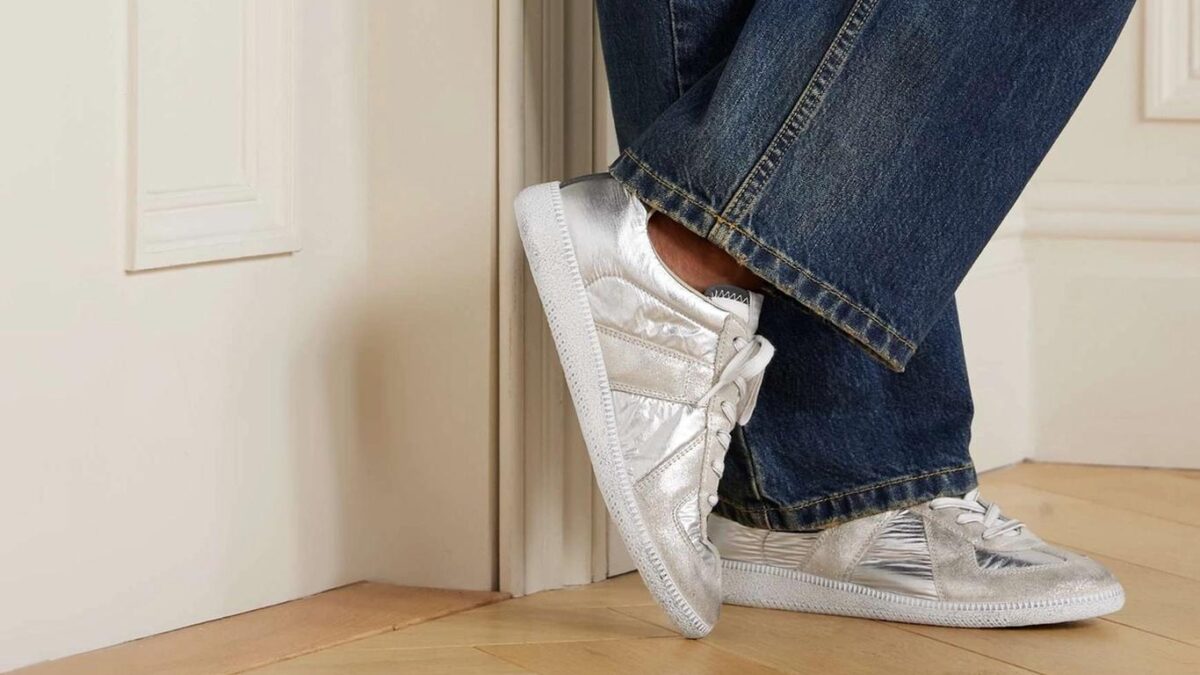 Horúci tovar jesene 2025: Metalické tenisky sú aktuálny módny megahit. Viete, ako ich najštýlovejšie nosiť?