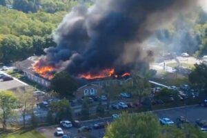 Strelec podpálil kostol v Michigane, pričom zabil najmenej jednu osobu a zranil ...