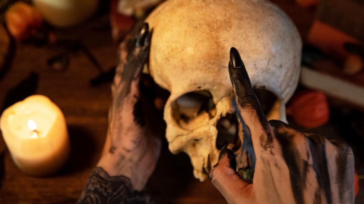 Záhadnú vraždu mladého dievčaťa sprevádzali zvesti o satanizme. Pes na Diablových zuboch vyhrabal jej ruku.