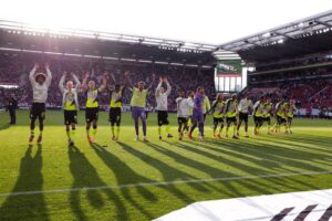 Favoriti bodovali vonku, v Mönchengladbachu padlo desať gólov