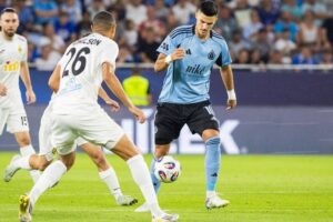 Tu je nový názov, ktorý spĺňa tvoje požiadavky:

Odmena pre Kajrat: Slovanu sa o...