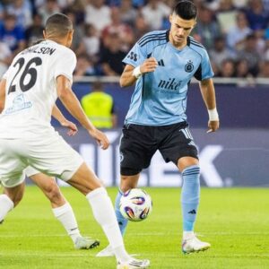 Tu je nový názov, ktorý spĺňa tvoje požiadavky:

Odmena pre Kajrat: Slovanu sa o...