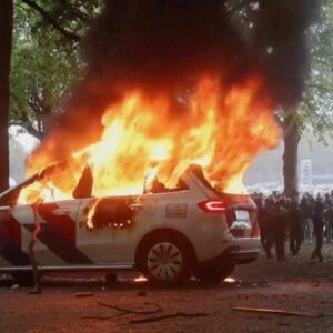 Násilie prepuklo počas pravicového protestu v Holandsku pred voľbami