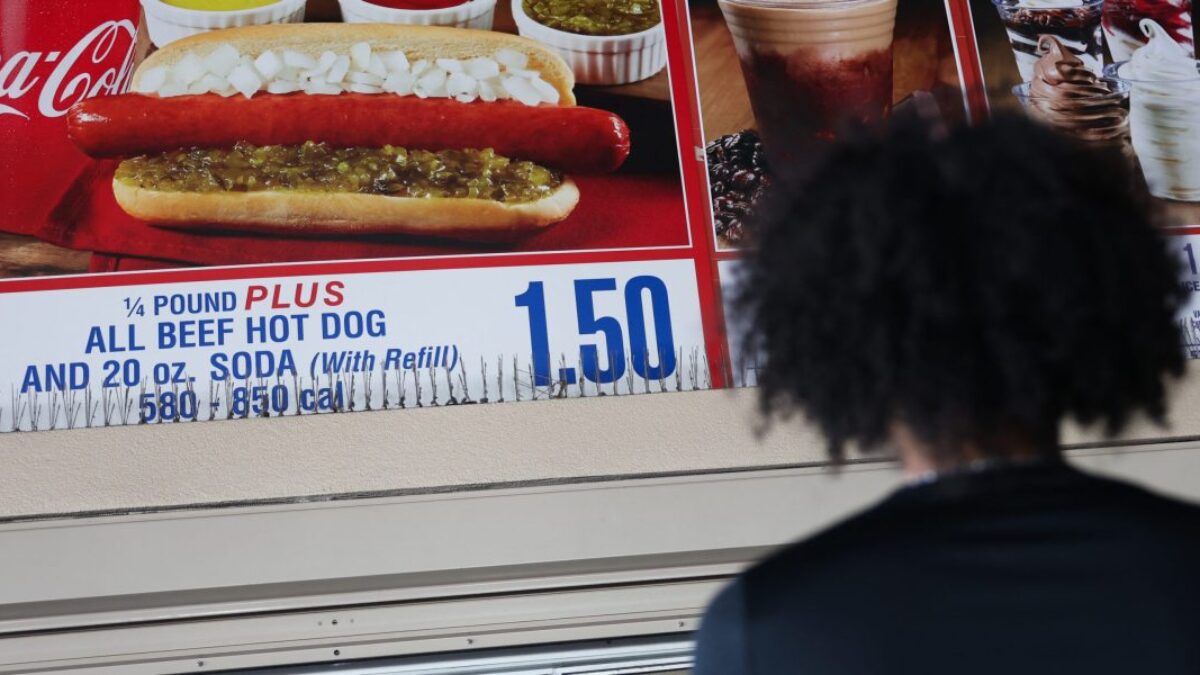 Costco vidí ďalší rast pre svoje realitné impérium v hodnote 31,9 miliardy dolárov a rozširuje výrobu svojho slávneho lacného hot dog combo, ktoré bojuje proti inflácii.