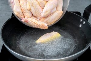 Prestaňte vyprážať kuracie krídelká! Uvarte ich týmto jednoduchým spôsobom!